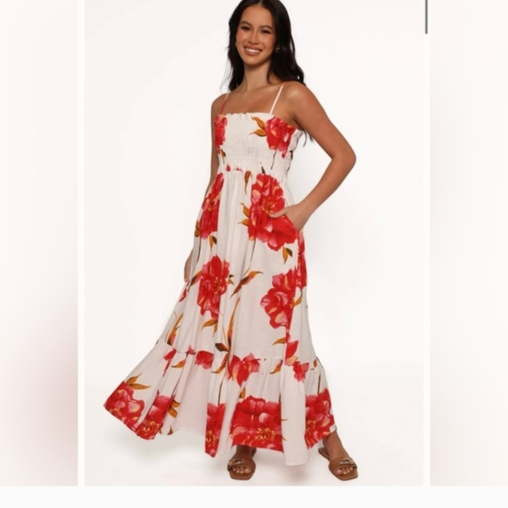 WHITE CLOSET ELEMETS Chic Floral Maxi Dress in Red and White